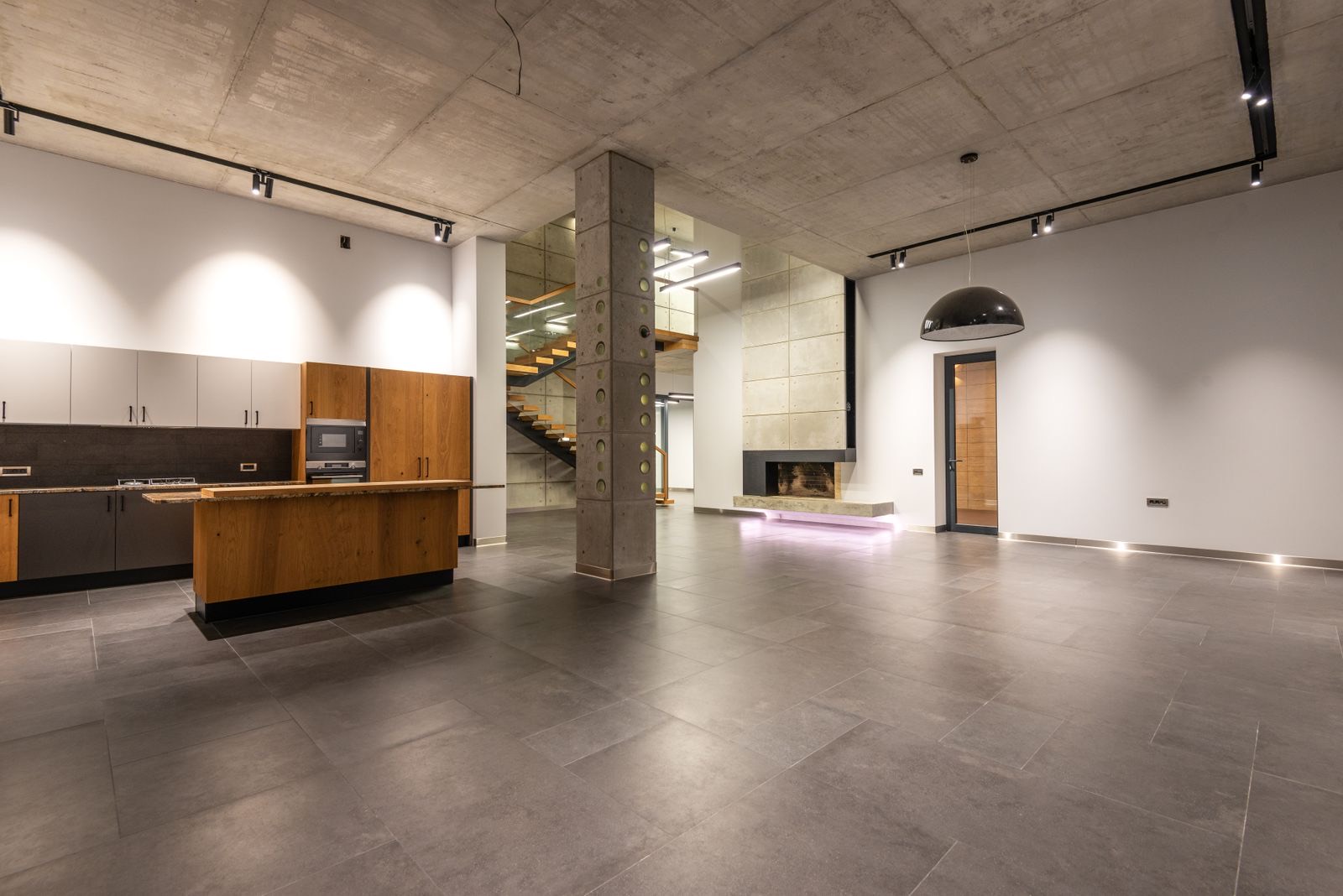 Glossy sealed and polished concrete floor in a large space